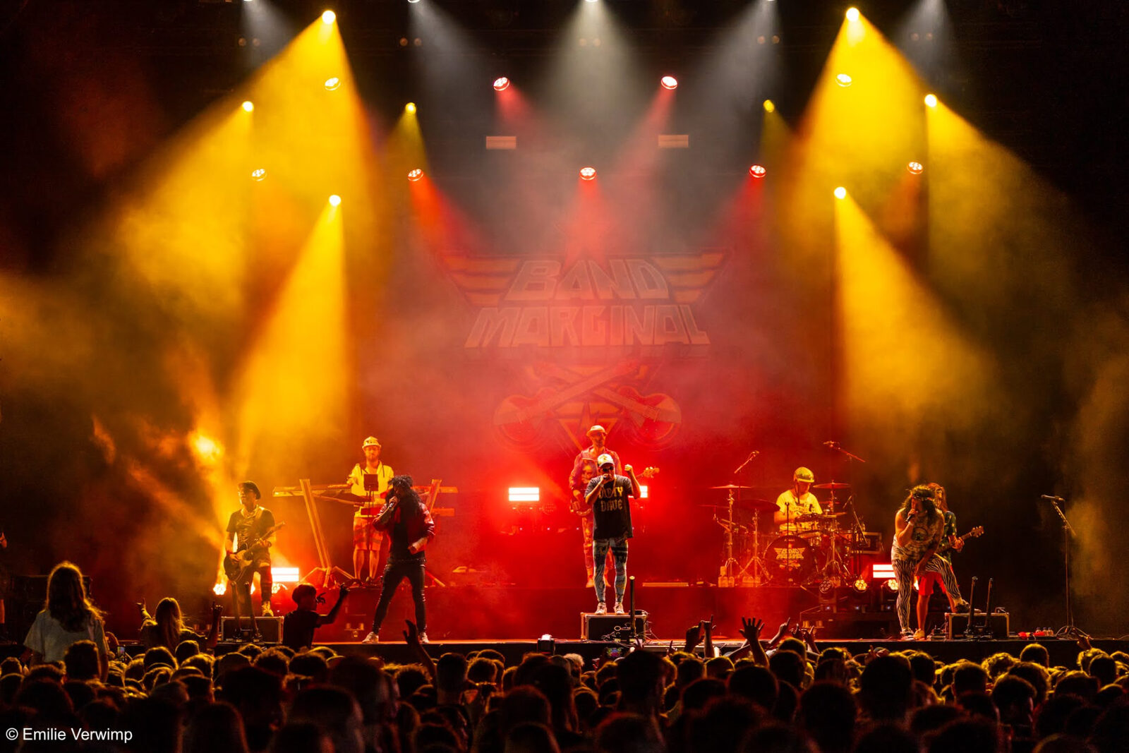 Band Marginal — Kings of the Party, live coverband Vlaanderen op podium met lichtshow en publiek