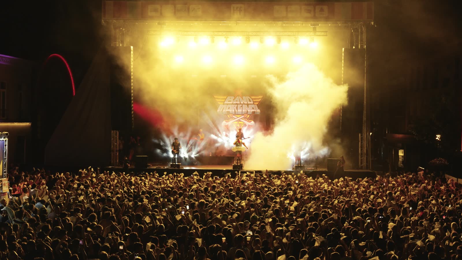 Band Marginal — Kings of the Party, live partyband Vlaanderen op podium met lichtshow en publiek